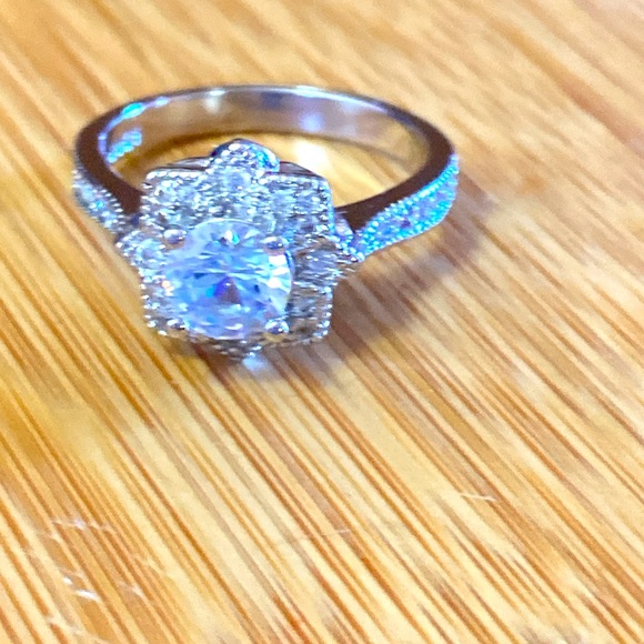 Sterling Flower shaped lab diamond ring - Picture 3 of 8